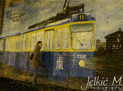 Maja ulazi u tramvaj Maja ulazi u tramvaj / fotografija Matko Jelkić